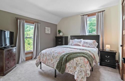 Bedford House | Historic District w Fully Stocked Kitchen and Sleeps 6