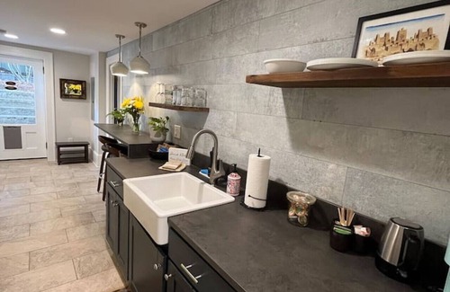 Laurelhurst Condo | Historic Dougan Suites : Suite 2