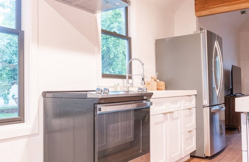 McMinnville Other | Historic Farmhouse Walking Distance to 3rd Street - Fire Pit, Cornhole, BBQ