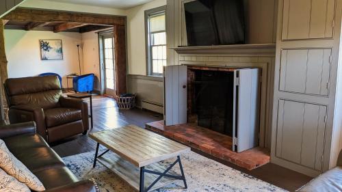 Dundee House | Historic Farmhouse with Gardens