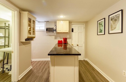 Georgetown Apartment | ☆Historic Georgetown Apartment☆Walk Score 98☆Self Check-In☆1min→Shops☆Smart TV☆