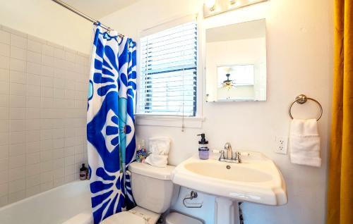 Sam Hughes House | Historic Guesthouse 2 Blocks from the UofA, Low Summer Rates!