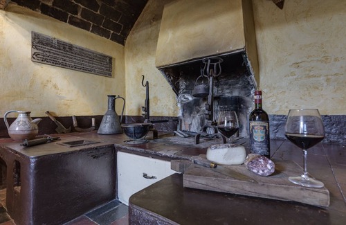 Palazzina Apartment | Historic Holding with wonderful swimming pool near Siena, Tuscany, Italy