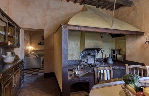 Palazzina Apartment | Historic Holding with wonderful swimming pool near Siena, Tuscany, Italy