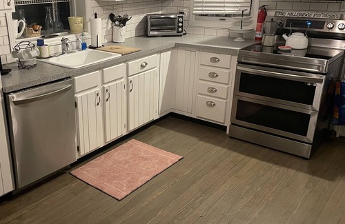 North Babylon House | Historic home! Minutes to the beaches, Babylon Village, short train ride to NYC!