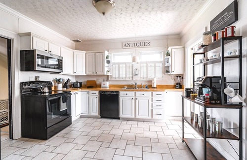 Summerlee House | Historic home. New River Gorge + Firepit +Gameroom, sleeps 10