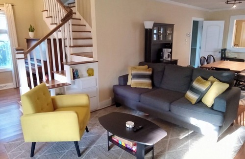 Sunnyside House | Historic House with Farm Fresh Eggs in Sunnyside Neighborhood