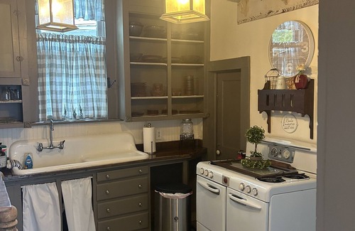 Murphysboro House | Historic Hull House INN - Housen