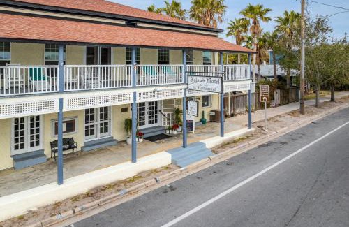Cedar Key Apartment | Historic Island Hotel