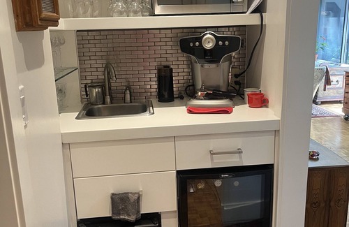 James Bay House | Historic James Bay. Walk to Town. Steps to Fishermans Wharf & Inner Harbour