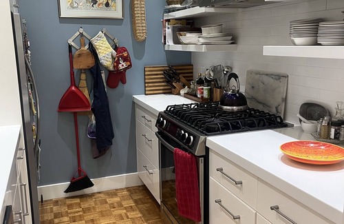 James Bay House | Historic James Bay. Walk to Town. Steps to Fishermans Wharf & Inner Harbour