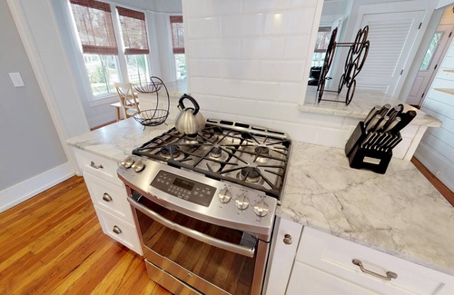 Downtown Historic District House | 💲Historic Lady💲2 Block Stroll to DT- 3Mi to Beach - Optional Guesthouse