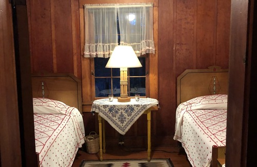 Hayward Cabin | Historic Log Lodge on Quiet Lake