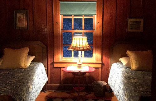 Hayward Cabin | Historic Log Lodge on Quiet Lake