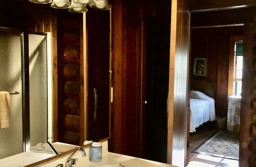 Hayward Cabin | Historic Log Lodge on Quiet Lake