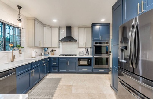 Sam Hughes House | Historic Luxe Retreat | Pool,Spa + 6 En-Suite Beds