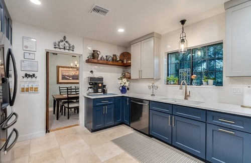 Sam Hughes House | Historic Luxe Retreat | Pool,Spa + 6 En-Suite Beds