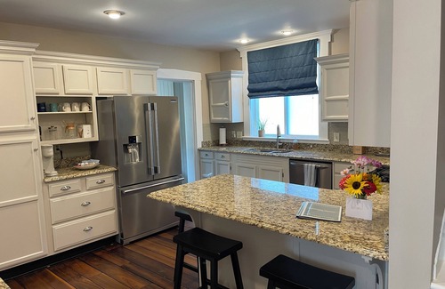 Madison House | Historic Madison Retreat – New Furnishings, Walk to Shops & Riverfront