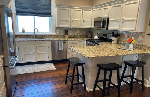 Madison House | Historic Madison Retreat – New Furnishings, Walk to Shops & Riverfront