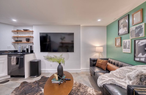 Alphabet Historic District Apartment | Historic Nob Hill 2BR | Prime Walkable Spot