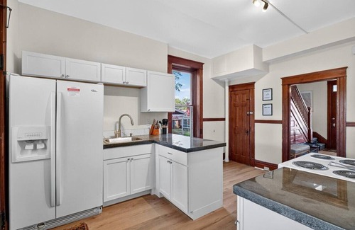 Belleville House | Historic Pet Friendly Home—Fast WiFi—King Beds