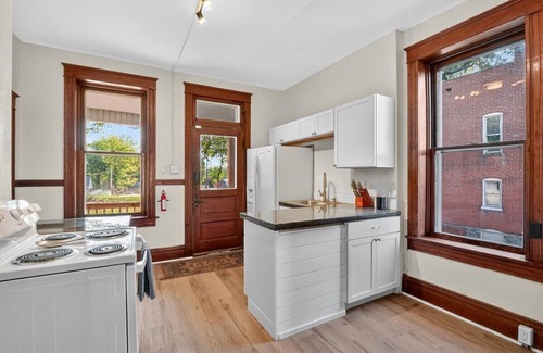 Belleville House | Historic Pet Friendly Home—Fast WiFi—King Beds