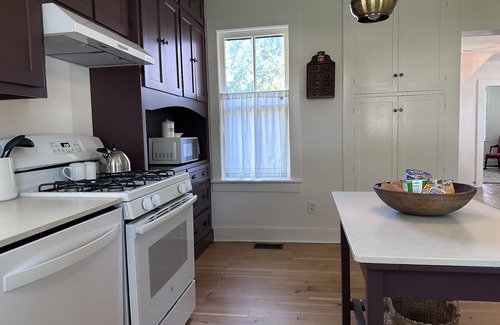 Plainfield House | Historic Pioneer House in downtown Plainfield