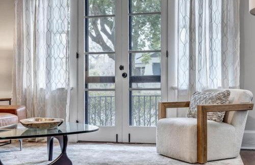 Riverside Apartment | Historic SidexSide Apt-Blocks from Shoppes of Avon