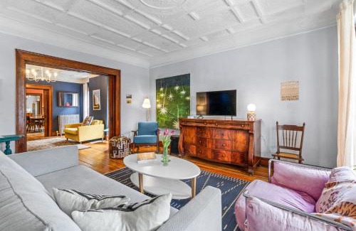 Front Park Apartment | Historic & Spacious 3 Bedroom Family Gem on Peaceful Street