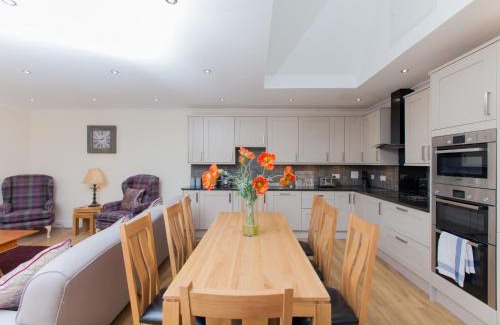 Duddingston Apartment | Historic Stone Built 4BR Cottage for 8 W/Parking