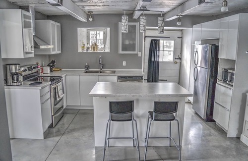 Beloeil House | Historic stone house by the river