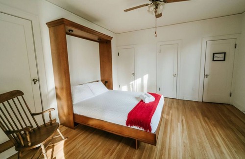 Oak Glen Bed & Breakfast | Historic Stone Oak Manor Bed & Breakfast