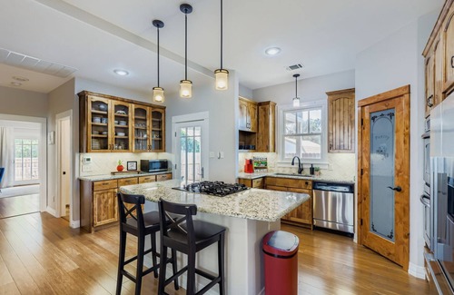 Georgetown House | Historic-Style Modern Home | Walk to Square+SWU