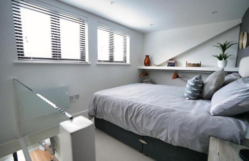 Tring House | Historic Tring 2 Story Flat on High Street