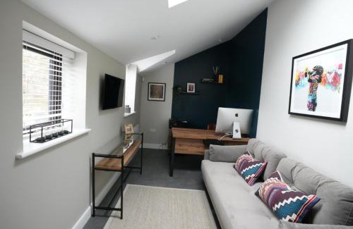 Tring House | Historic Tring 2 Story Flat on High Street