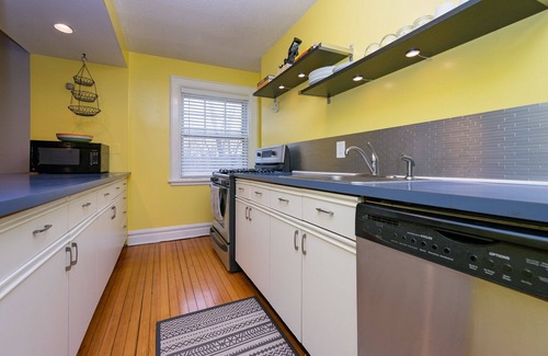 Hartford Apartment | Historic Victorian Apartment, Close to Downtown, Hospital, Capitol