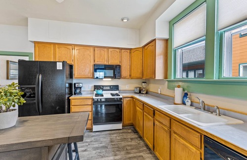Downtown Flagstaff House | Historic Victorian Suite - Downtown Flagstaff - sleeps 6 w/NEW Hot tub!