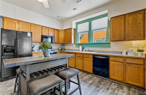 Downtown Flagstaff House | Historic Victorian Suite - Downtown Flagstaff - sleeps 6 w/NEW Hot tub!