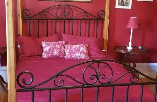 Sioux Falls Bed & Breakfast | Historic Victorian Inn Red Suite