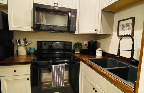 Madison Apartment | Historic woodside view suite 205, Historic woodside view suite 205