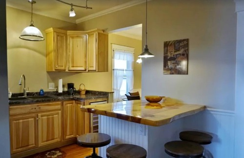 Williams House | Historical 3 bed/3 bath home 1/2 block from Rte 66 in Williams. City lic. #5360