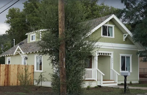 Williams House | Historical 3 bed/3 bath home 1/2 block from Rte 66 in Williams. City lic. #5360