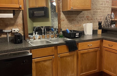 Leesville Apartment | Historical Downtown Leesville/Fort Polk sleeps 4