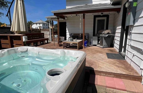 Rapid City House | Historical Downtown Cottage with Hot Tub