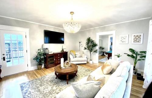Albany Apartment | Historical Entertainer 3 Bedroom Townhouse AC PNW