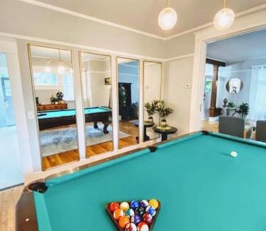 Albany Apartment | Historical Entertainer 3 Bedroom Townhouse AC PNW
