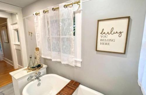 Albany Apartment | Historical Entertainer 3 Bedroom Townhouse AC PNW