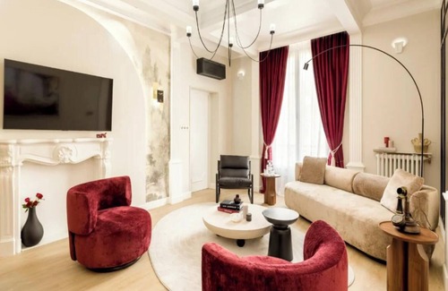 Chaillot Apartment | HISTORICAL GRANDEUR WITH MODERN LUXURY STEPS FROM GOLDEN TRIANGLE–AVENUE KLEBER