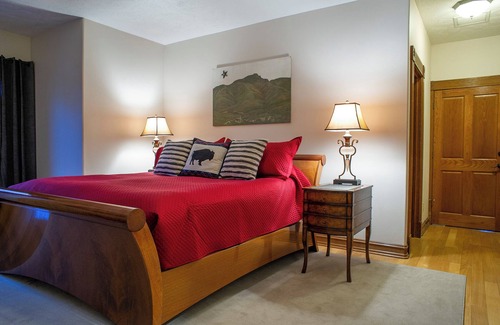 Pendleton House | Historical home located in downtown Pendleton's eight block sites and eateries.