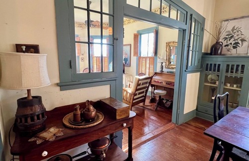 Seguin House | Historical Krezdorn House in the heart of Seguin!